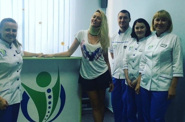 Блокада лидокаином и шейный ортез: Оля Полякова вышла на сцену с серьезной травмой