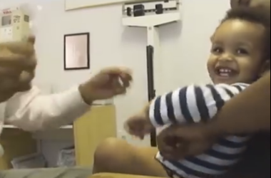 Добрый доктор Айболит: мужчина показал мастер-класс по прививкам для малышей (видео)