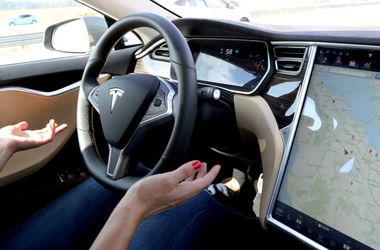 Электрокар Tesla врезался в автобус