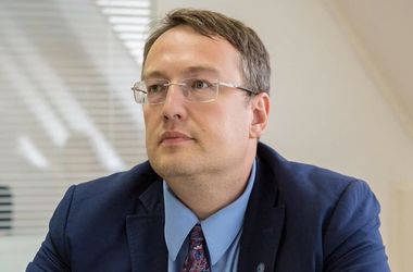 Геращенко: Установлена личность человека, на которого отвлеклась патрульная в Днепре