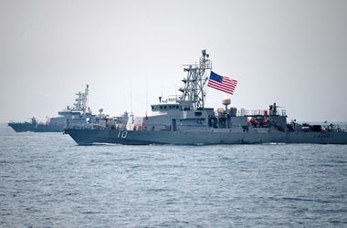 Иранский катер вынудил корабль США изменить курс