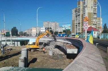 Из-за скандальной стройки киевляне перекрыли улицу Героев Днепра