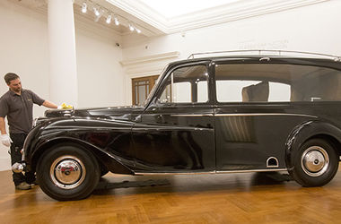 Лимузин Джона Леннона на аукционе в Лондоне никто не купил