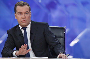 Медведев: Правительство РФ "с трудом изыскивает" деньги на строительство моста в Крым