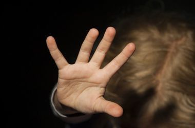 Педофил изнасиловал 8-летнюю девочку на глазах у матери