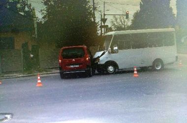 Под Киевом легковушка протаранила маршрутку, пострадали пассажиры