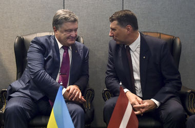 Порошенко встретился в президентом Латвии