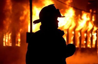 Пожар в многоэтажке Днепра: отважный спасатель вынес младенца из горящего дома