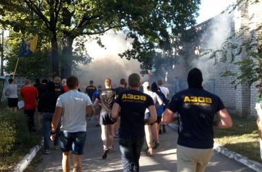 Представители "Азова" устраивают дежурство возле застройки в Святошинском переулке столицы