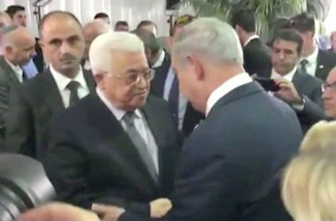 Президент Палестины и премьер Израиля пожали руки на похоронах Шимона Переса (видео)