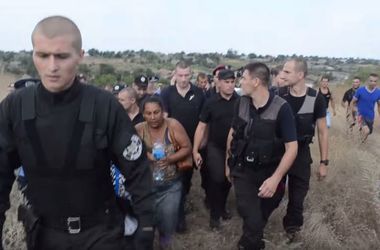 Скандал под Одессой: ромы Львова организовали флешмоб, а "Азов" обещает взять цыган под охрану