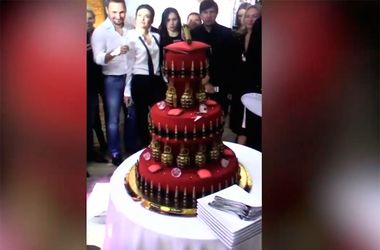 Соцсети шокировал кровавый торт, украшенный боеприпасами, на дне рождения жены замминистра обороны РФ