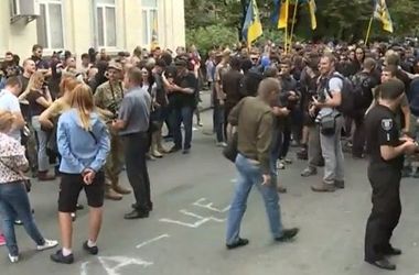 Сотни "азовцев" пикетируют Печерский суд