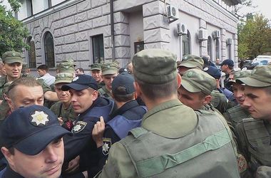 Столкновения возле посольства РФ в Киеве: полиция отпустила всех задержанных
