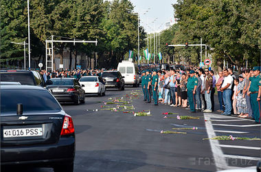 Тело Каримова в 21-метровом саване отнесли к могиле на руках