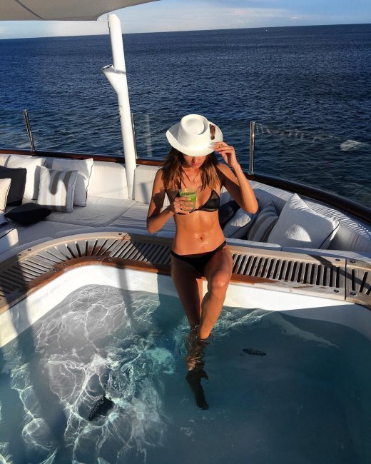 27-летняя украинская топ-модель в смелом бикини похвасталась отдыхом на роскошной яхте (фото)