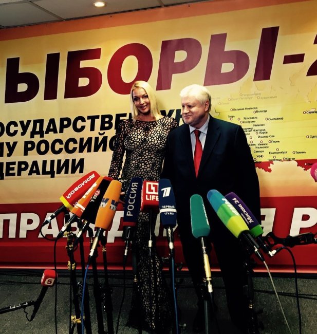 Анастасия Волочкова в "голом" наряде пришла на выборы (фото)