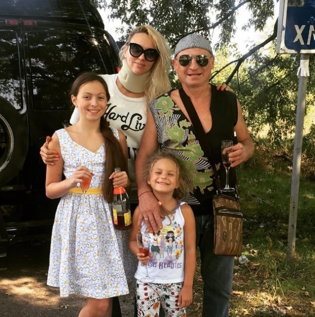Блокада лидокаином и шейный ортез: Оля Полякова вышла на сцену с серьезной травмой