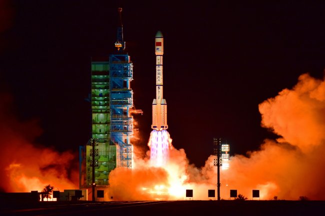 ФОТОФАКТ. Китай отправил на орбиту обитаемую космическую лабораторию