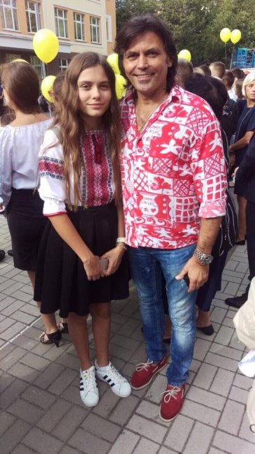 Ольга Сумская отправила дочь в школу в вышиванке и кедах (фото)