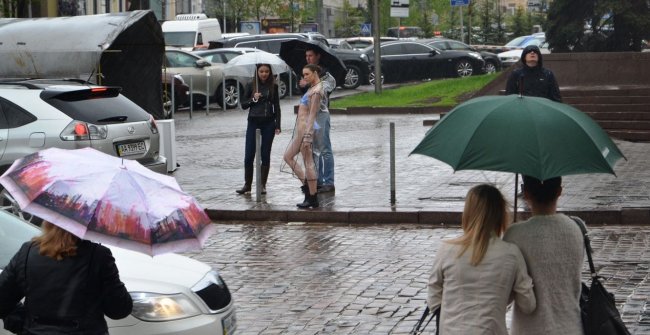 По центру Киева прошлись 15 полуголых моделей (фото)