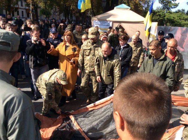 Под мэрией Одессы – крики и много полиции