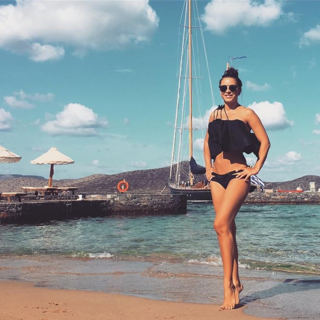 "Порхаю как бабочка": Ани Лорак в оригинальном купальнике похвасталась отдыхом в Греции (фото)
