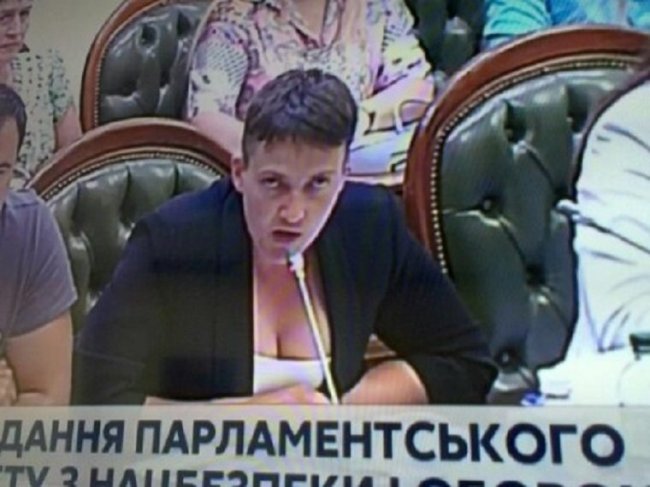 Савченко появилась в Раде в костюме с глубоким декольте