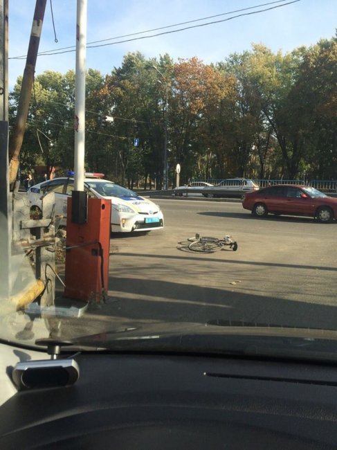 В Киеве легковушка жестко сбила велосипедиста