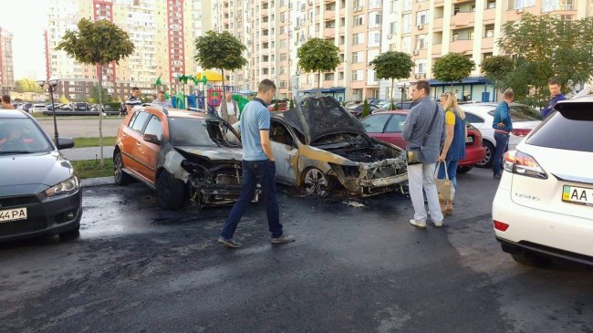 В Киеве на стоянке подожгли машины (фото)