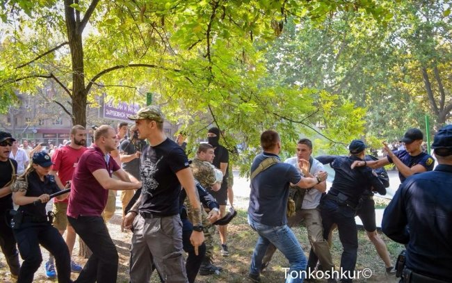 В Одессе подрались активисты и патрульные во время сноса забора застройки (фото)