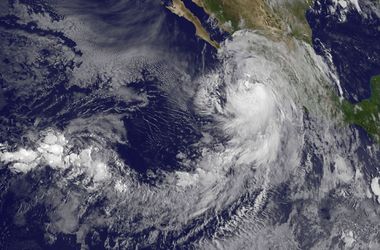 Тропический шторм "Ньютон" достиг силы урагана и приближается к побережью Мексики