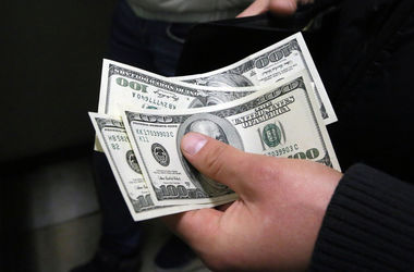 Украинцы резко сократили продажу долларов банкам