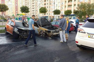 В Киеве на стоянке подожгли машины (фото)