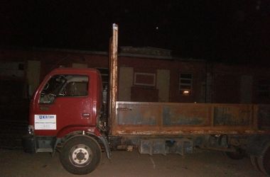 В Киеве пьяный мужчина украл грузовик и "насадил" его на прутья