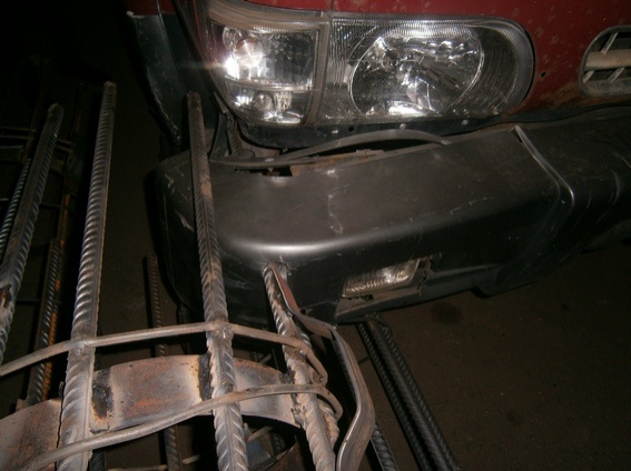 В Киеве пьяный мужчина украл грузовик и "насадил" его на прутья