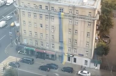 В Москве на фасаде дома вывесили огромный флаг Украины