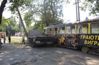 В Одессе грузовик не разминулся с трамваем и повалил столб