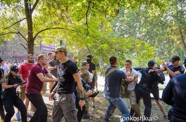 В Одессе подрались активисты и патрульные во время сноса забора застройки (фото)