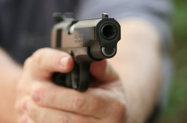 В Полтаве укравший дезодорант мужчина открыл стрельбу в супермаркете