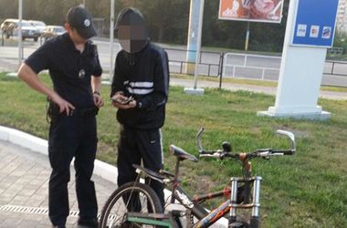 Во Львове велосипедист в маске на глазах полицейских пытался избавиться от подозрительных вещей (фото)