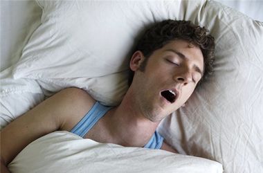 Желание рано лечь спать указывает на проблемы с сердцем – ученые