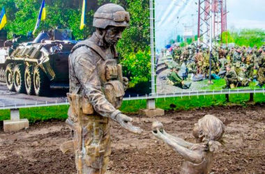 ФОТОФАКТ. В Днепре вандалы повредили памятник украинским воинам